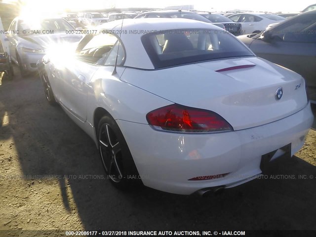 WBALM5C53BE380413 - 2011 BMW Z4 SDRIVE30I WHITE photo 3