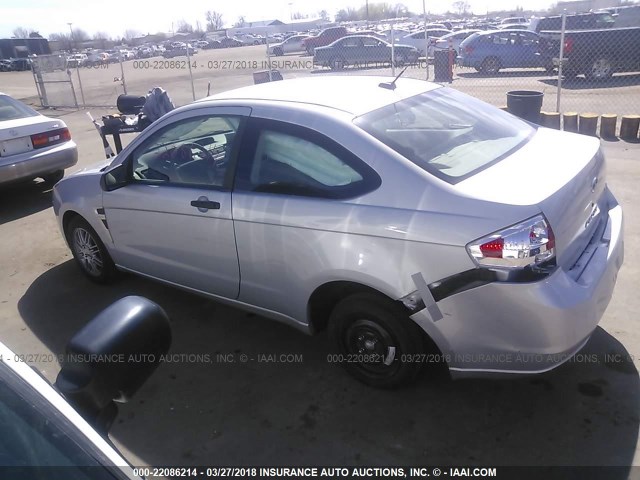 1FAHP33N68W237405 - 2008 FORD FOCUS SE/SEL/SES SILVER photo 3