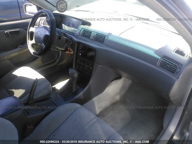 4T1BG28K9XU488661 - 1999 TOYOTA CAMRY CE/LE/XLE 灰色 照片 5