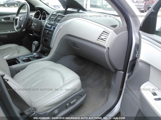 1GNLRGED1AS132138 - 2010 CHEVROLET TRAVERSE LT SILVER photo 5