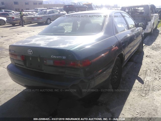 4T1BG22K2WU825839 - 1998 TOYOTA CAMRY CE/LE/XLE GREEN photo 4