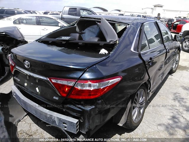 4T1BF1FKXHU739320 - 2017 TOYOTA CAMRY LE/XLE/SE/XSE BLUE photo 4