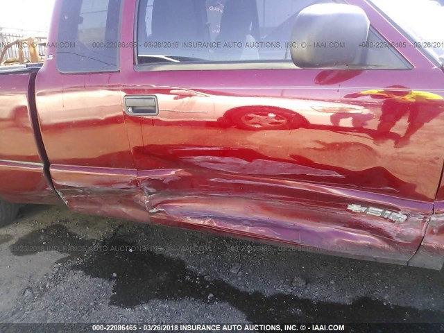 1GCCS19W628102850 - 2002 CHEVROLET S TRUCK S10 RED photo 6