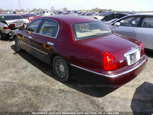 1LNFM82W9WY735564 - 1998 LINCOLN TOWN CAR SIGNATURE MAROON photo 3