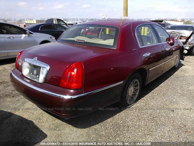 1LNFM82W9WY735564 - 1998 LINCOLN TOWN CAR SIGNATURE MAROON photo 4