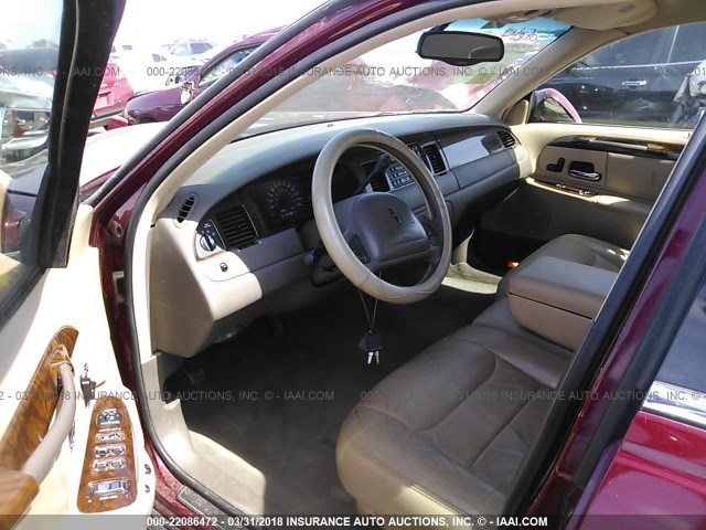 1LNFM82W9WY735564 - 1998 LINCOLN TOWN CAR SIGNATURE MAROON photo 5