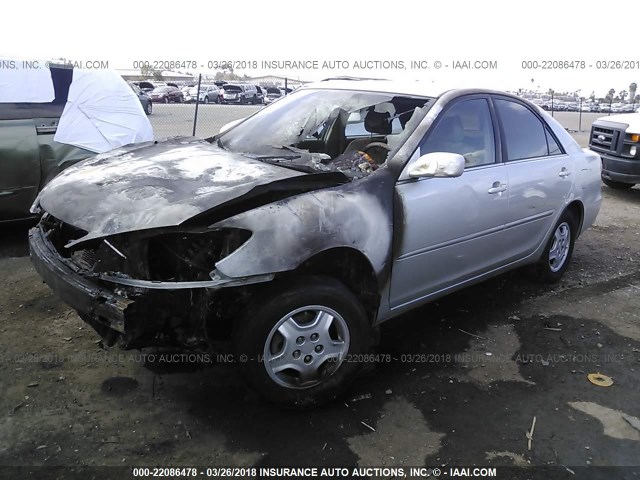 JTDBE32K130166090 - 2003 TOYOTA CAMRY LE/XLE Արծաթագույն լուսանկար 2