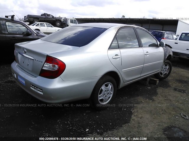 JTDBE32K130166090 - 2003 TOYOTA CAMRY LE/XLE Արծաթագույն լուսանկար 4