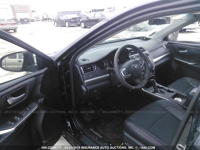 4T1BF1FK9HU422564 - 2017 TOYOTA CAMRY LE/XLE/SE/XSE BLACK photo 5