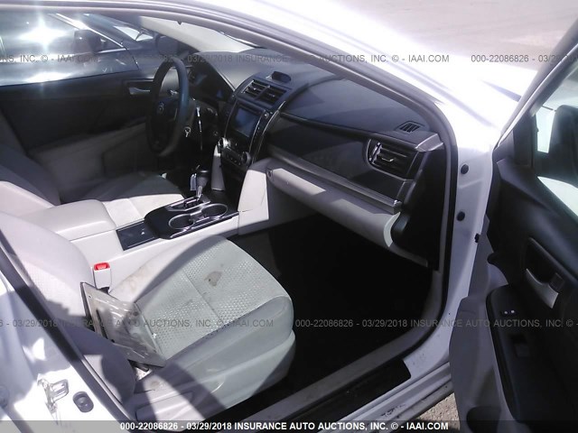4T1BF1FK3EU309639 - 2014 TOYOTA CAMRY L/SE/LE/XLE WHITE photo 5
