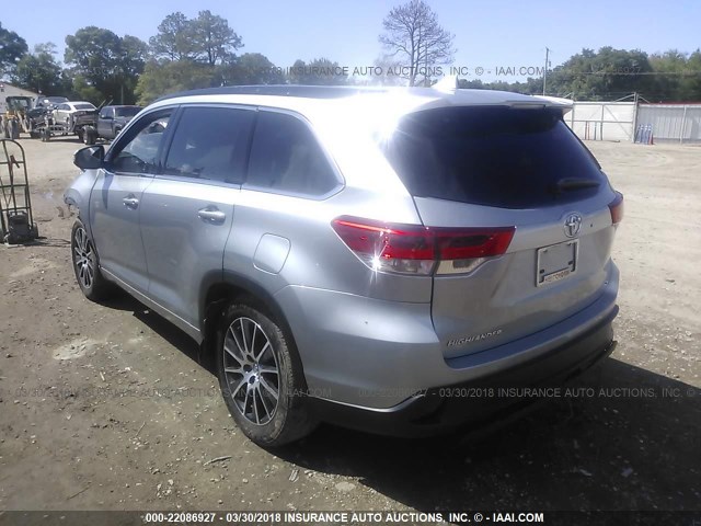 5TDKZRFH0HS518473 - 2017 TOYOTA HIGHLANDER SE/XLE SILVER photo 3