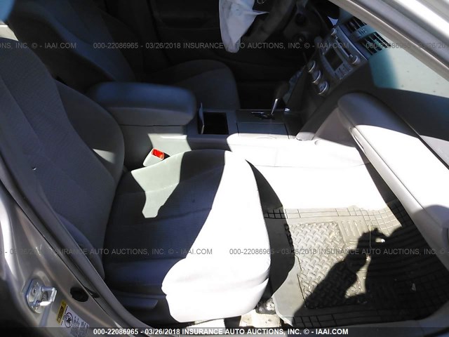 4T4BF3EK1AR030588 - 2010 TOYOTA CAMRY SE/LE/XLE SILVER photo 5