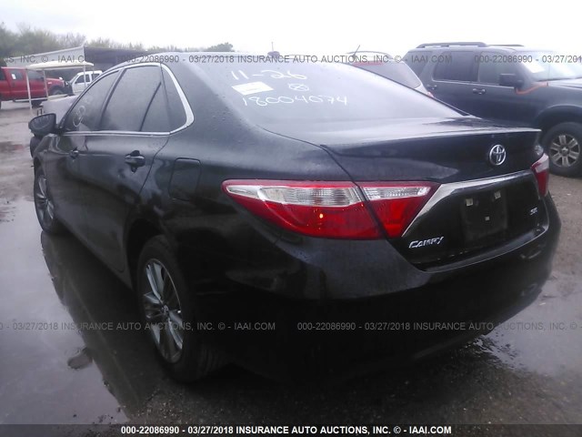 4T1BF1FK5HU449258 - 2017 TOYOTA CAMRY LE/XLE/SE/XSE BLACK photo 3