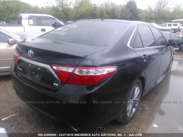 4T1BF1FK5HU449258 - 2017 TOYOTA CAMRY LE/XLE/SE/XSE შავი ფოტო 4