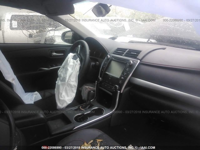 4T1BF1FK5HU449258 - 2017 TOYOTA CAMRY LE/XLE/SE/XSE შავი ფოტო 5