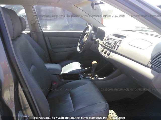 4T1BE32K64U825755 - 2004 TOYOTA CAMRY LE/XLE/SE GRAY photo 5