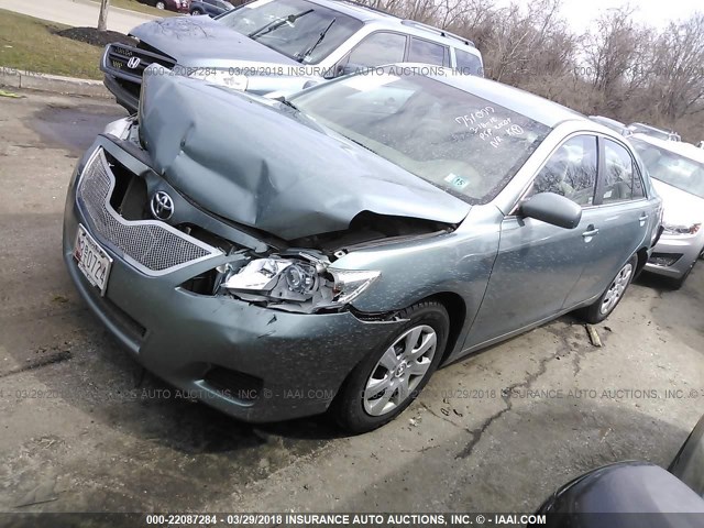 4T1BF3EK4BU751077 - 2011 TOYOTA CAMRY SE/LE/XLE GREEN photo 2