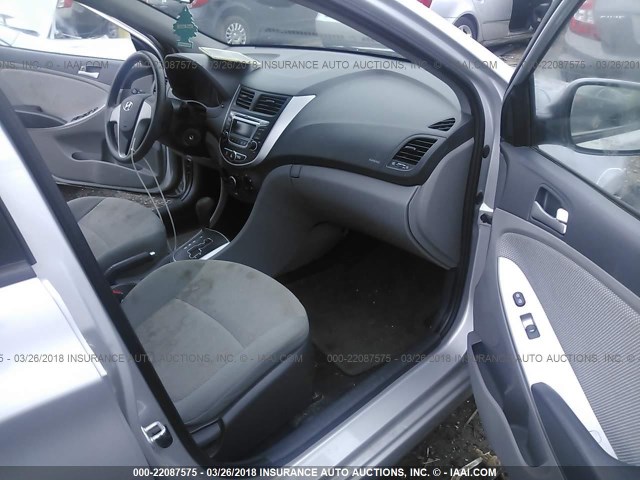 KMHCT4AE8EU636568 - 2014 HYUNDAI ACCENT GLS/GS SILVER photo 5