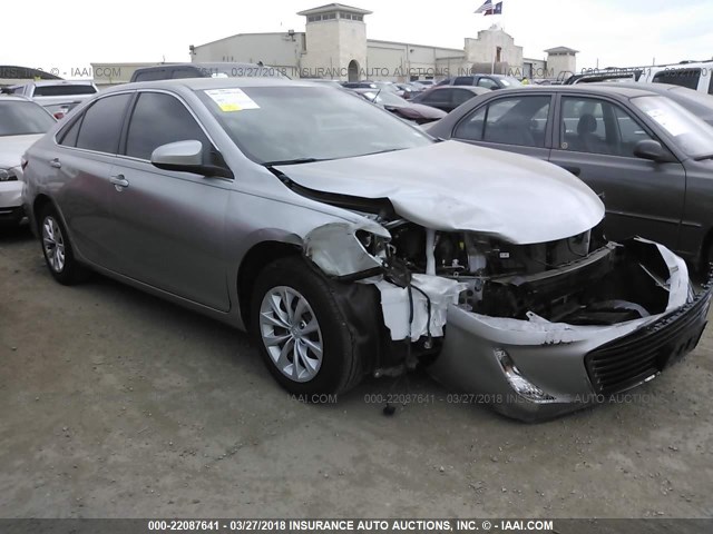 4T1BF1FK9HU706132 - 2017 TOYOTA CAMRY LE/XLE/SE/XSE SILVER photo 1