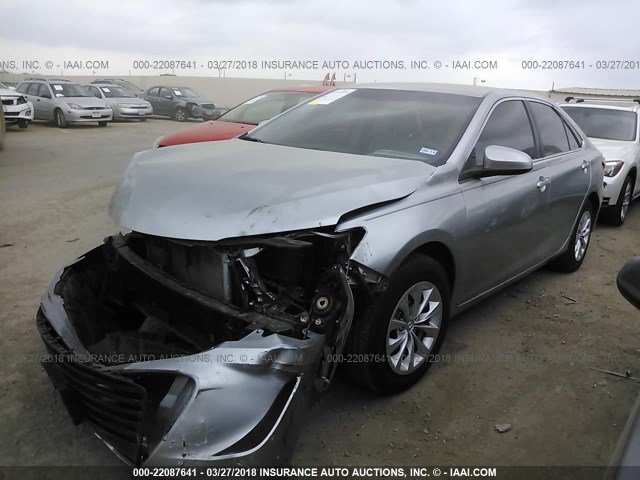 4T1BF1FK9HU706132 - 2017 TOYOTA CAMRY LE/XLE/SE/XSE SILVER photo 2