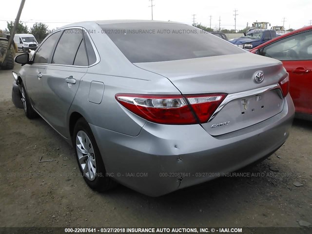 4T1BF1FK9HU706132 - 2017 TOYOTA CAMRY LE/XLE/SE/XSE SILVER photo 3