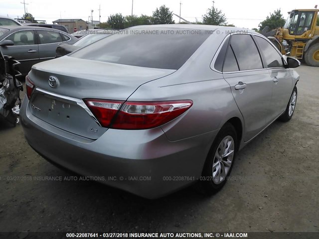 4T1BF1FK9HU706132 - 2017 TOYOTA CAMRY LE/XLE/SE/XSE SILVER photo 4