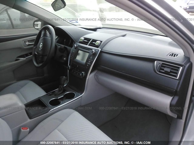4T1BF1FK9HU706132 - 2017 TOYOTA CAMRY LE/XLE/SE/XSE SILVER photo 5