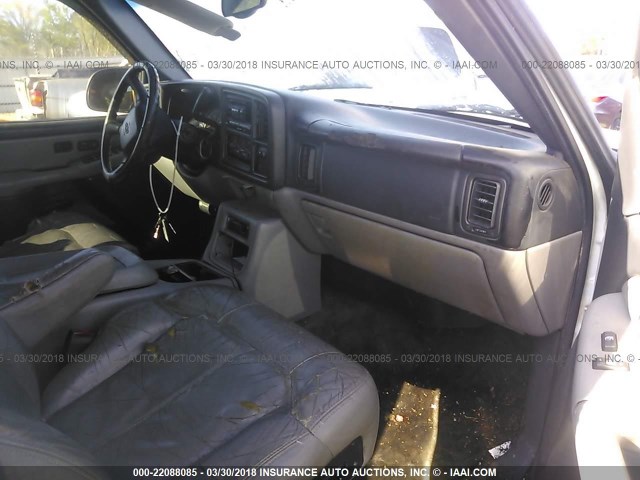 3GNEC16TX1G106187 - 2001 CHEVROLET SUBURBAN C1500 WHITE photo 5