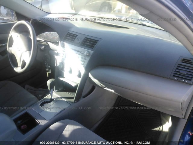 4T4BE46K79R074212 - 2009 TOYOTA CAMRY SE/LE/XLE BLUE photo 5