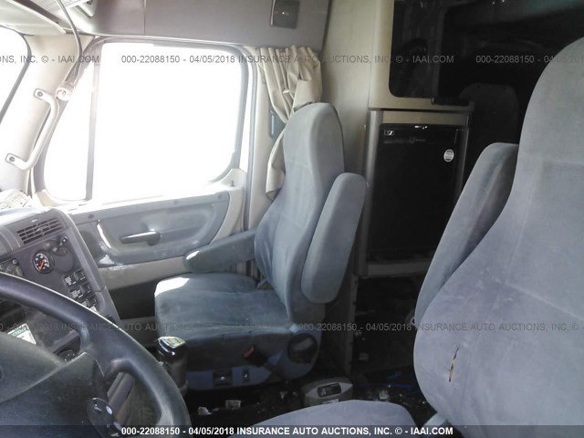 1FUJGLDR4CSBE9232 - 2012 FREIGHTLINER CASCADIA 125  WHITE photo 5
