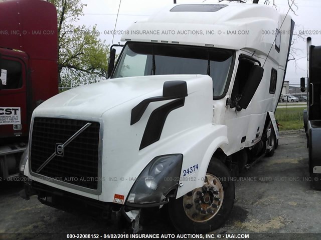 4V4NC9EH4HN954902 - 2017 VOLVO VN L WHITE photo 2