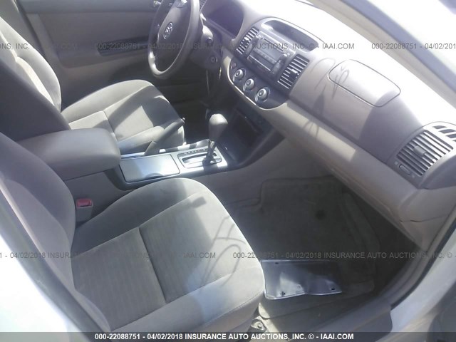 4T1BE32K75U533288 - 2005 TOYOTA CAMRY LE/XLE/SE WHITE photo 5
