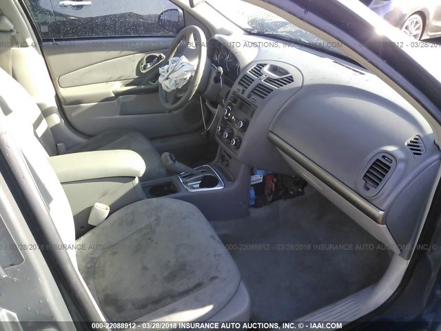1G1ZS58F18F123041 - 2008 CHEVROLET MALIBU LS ნაცრისფერი ფოტო 5