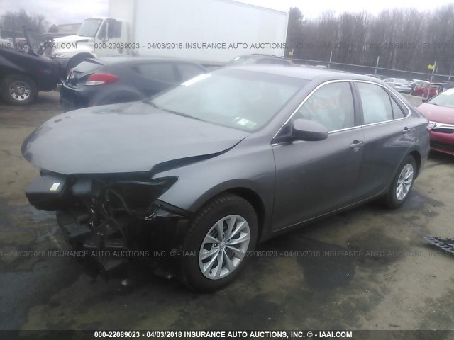 4T4BF1FK9FR509691 - 2015 TOYOTA CAMRY LE/XLE/SE/XSE GRAY photo 2