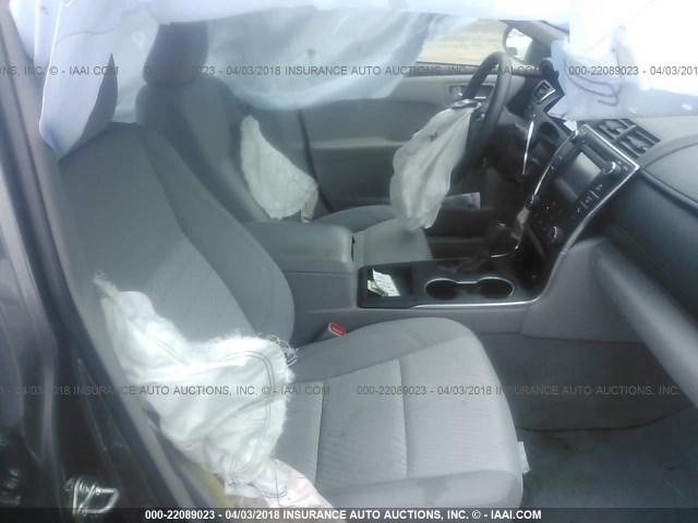 4T4BF1FK9FR509691 - 2015 TOYOTA CAMRY LE/XLE/SE/XSE GRAY photo 5