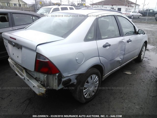 1FAFP34N07W167839 - 2007 FORD FOCUS ZX4/S/SE/SES GRAY photo 4