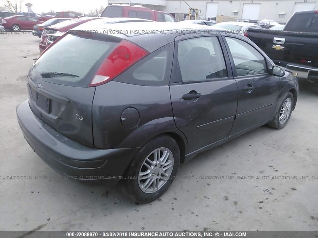 3FAFP37323R174475 - 2003 FORD FOCUS ZX5 GRAY photo 4