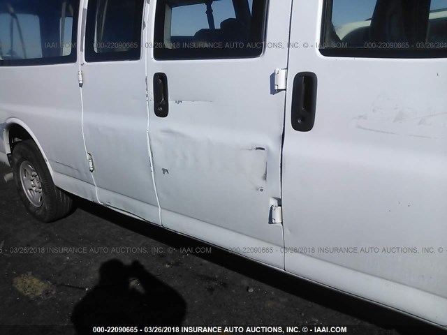 1GAHG39UX71200290 - 2007 CHEVROLET EXPRESS G3500  WHITE photo 6