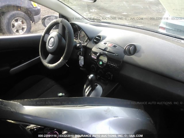 JM1DE1KY2D0155487 - 2013 MAZDA MAZDA2 GRAY photo 5