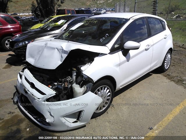 3FADP4EJ1BM157418 - 2011 FORD FIESTA SE WHITE photo 2