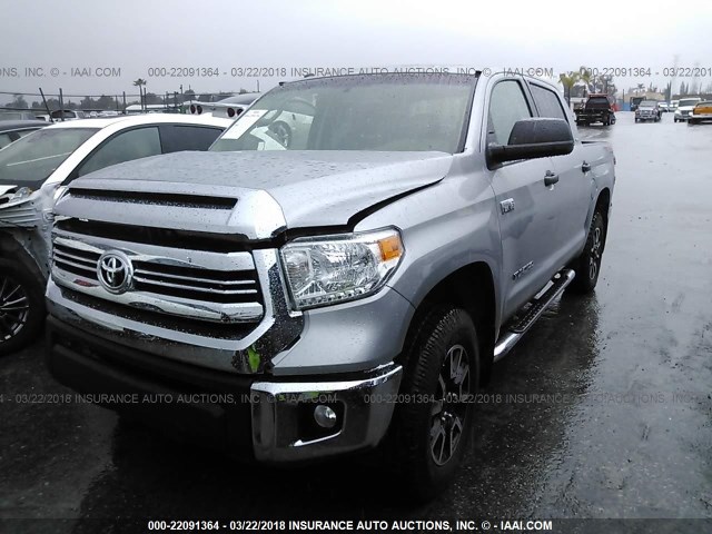 5TFDY5F10GX538609 - 2016 TOYOTA Tundra CREWMAX SR5/TRD PRO SILVER photo 2