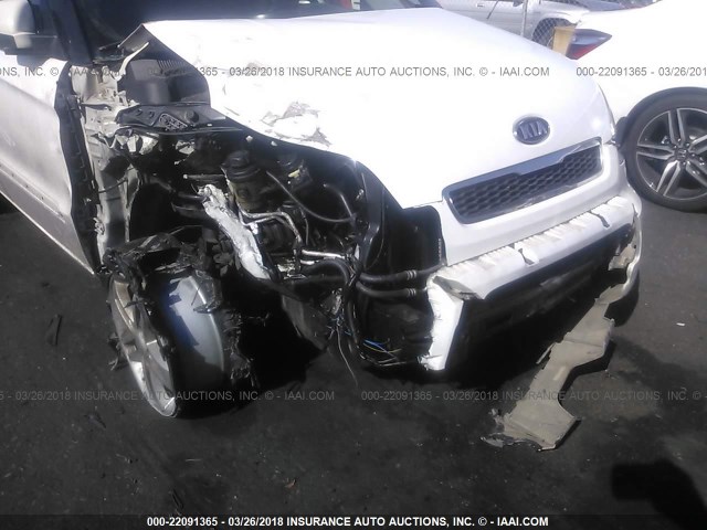 KNDJT2A2XB7295593 - 2011 KIA SOUL +/!/SPORT WHITE photo 6