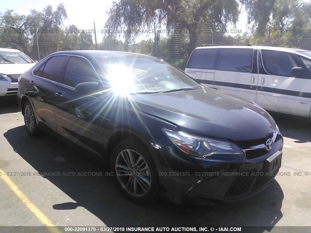 4T1BF1FK7FU088354 - 2015 TOYOTA CAMRY LE/XLE/SE/XSE Schwarz Foto 1
