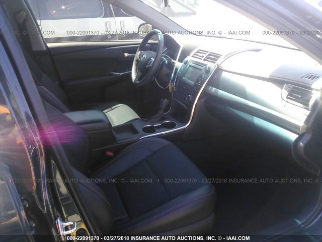 4T1BF1FK7FU088354 - 2015 TOYOTA CAMRY LE/XLE/SE/XSE Schwarz Foto 5