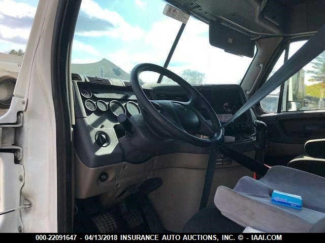 1FUJGLDR7BLAV3057 - 2011 FREIGHTLINER CASCADIA 125  WHITE photo 7