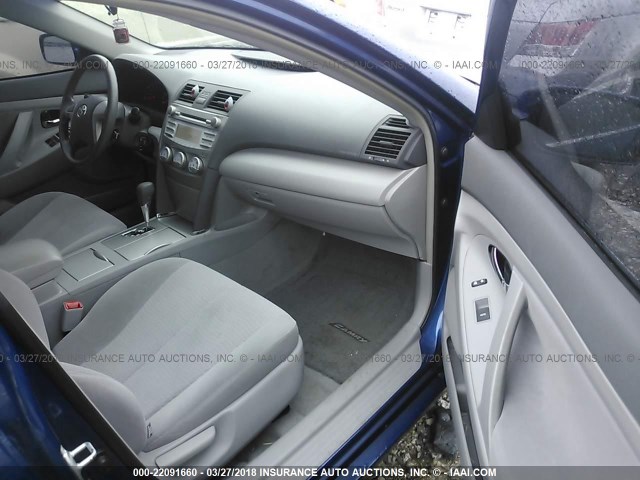 4T1BF3EK0BU712809 - 2011 TOYOTA CAMRY SE/LE/XLE BLUE photo 5