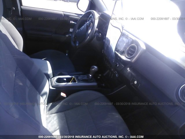 3TMCZ5AN0HM084212 - 2017 TOYOTA TACOMA DBL CAB/SR/TRDSPT/OR/PRO ნაცრისფერი ფოტო 5