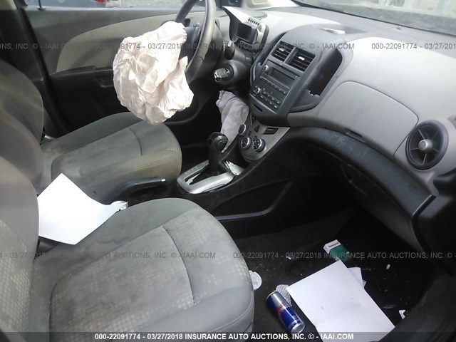 1G1JA6SG9D4150758 - 2013 CHEVROLET SONIC LS 灰色 照片 5