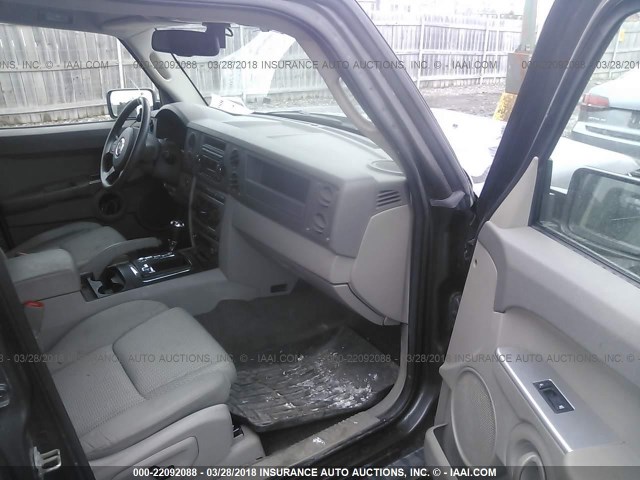 1J8HG48N86C153506 - 2006 JEEP COMMANDER GRAY photo 5