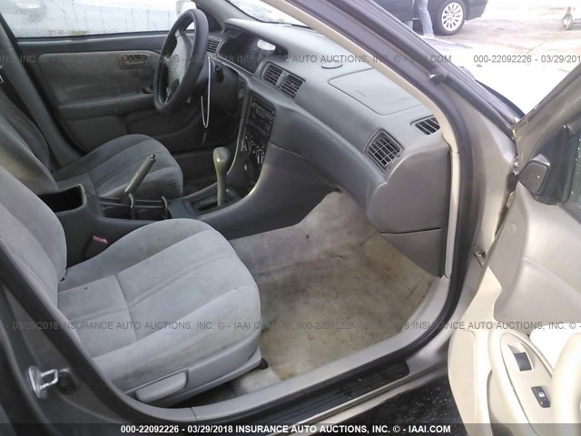 4T1BG22KXVU777554 - 1997 TOYOTA CAMRY CE/LE/XLE 灰色 照片 5